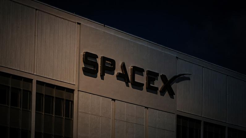 As projeções baseiam-se na precificação atual de mercado dos papéis fechados da empresa; na imagem, a fachada da SpaceX