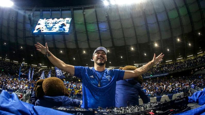 Ronald, filho de Ronaldo, atuando como DJ no Mineirão