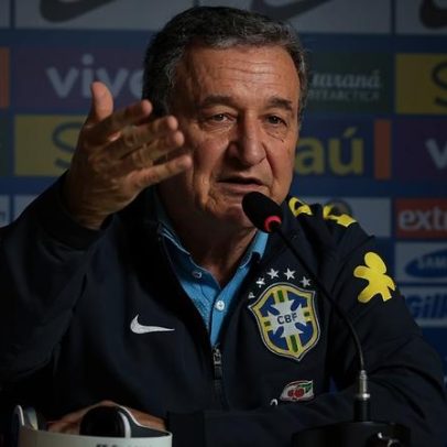 Carlos Alberto Parreira, tetracampeão da seleção em 1994, é internado no RJ