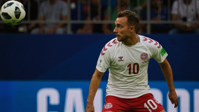 O meia Christian Eriksen passou mal em jogo contra a Ucrânia e caiu desacordado em campo neste domingo (7/6)
