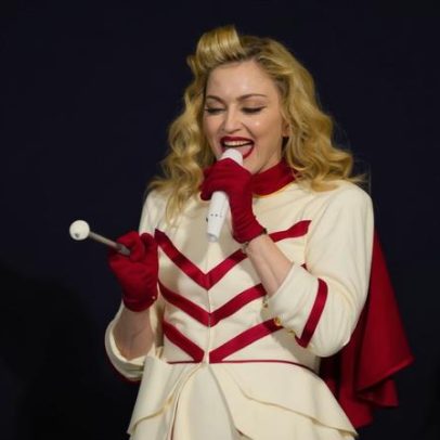 Madonna pede que fãs larguem os celulares durante shows