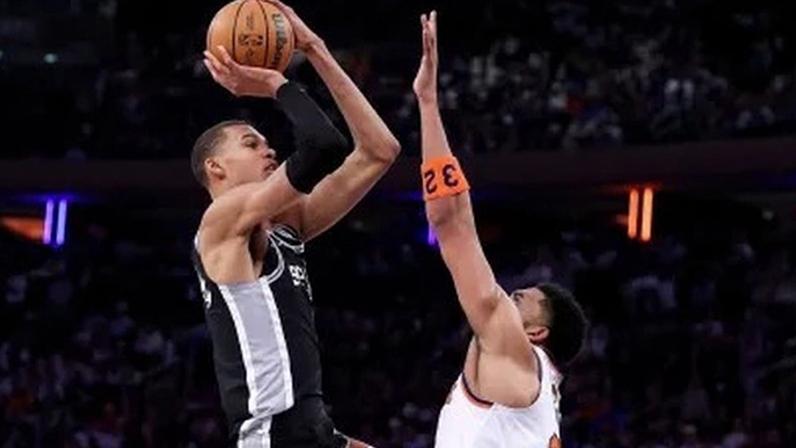 Victor Wembanyama supera Karl-Anthony Towns durante a vitória dos Spurs sobre os Knicks no jogo 3 da final da NBA