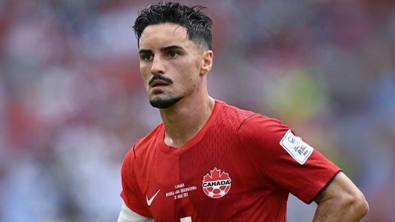 Stephen Eustaquio, do Canadá, durante partida contra a Bósnia na Copa do Mundo