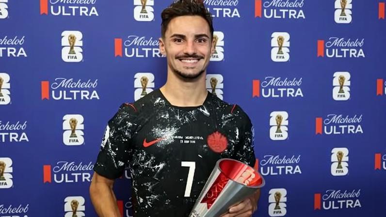 Stephen Eustaquio posa com o troféu de melhor da partida após África do Sul x Canadá, pela segunda fase da Copa do Mundo