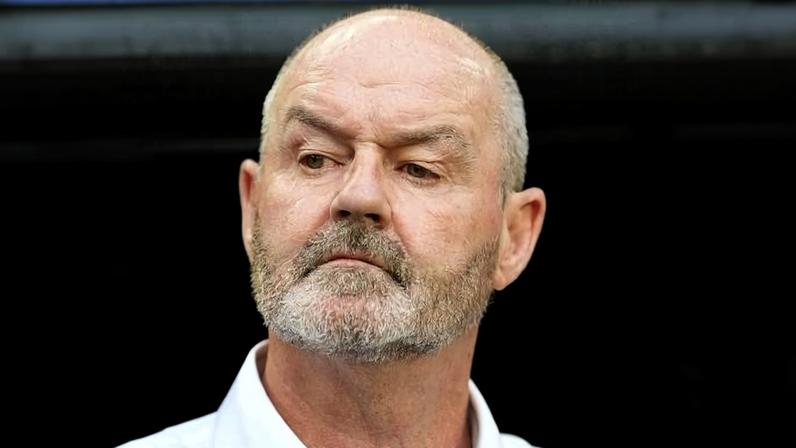 Steve Clarke, técnico da Escócia, durante jogo contra o Brasil na Copa do Mundo