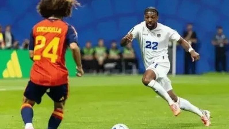 Steven Moreira, defensor de Cabo Verde, contra a Espanha