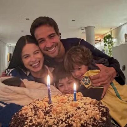 Sthefany Brito celebra aniversário em família, entre mamadas e choros
