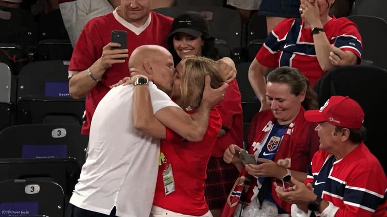 Técnico da Noruega comemorou vitória com beijo na esposa