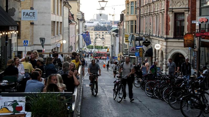 Pessoas durante uma tarde em Estocolmo, na Suécia, em 2020. (Foto: Fredrik Sandberg/EFE/EPA)