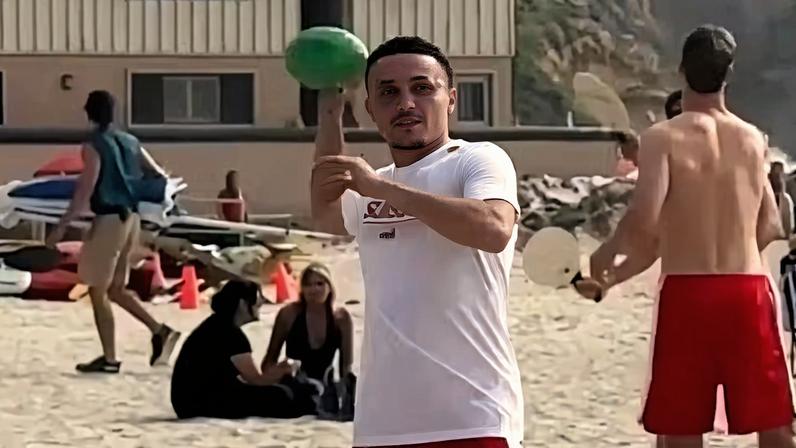 Jogadores da Suíça jogaram até futebol americano na praia antes da Copa do Mundo — Foto: Reprodução