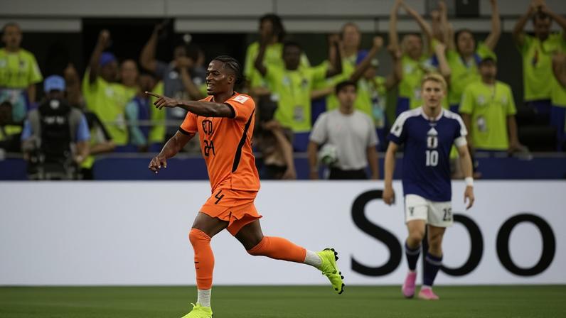 Crysencio Summerville, número 24 da Holanda, comemora o segundo gol de sua equipe durante a partida do Grupo F da Copa do Mundo da FIFA 2026 entre Holanda e Japão