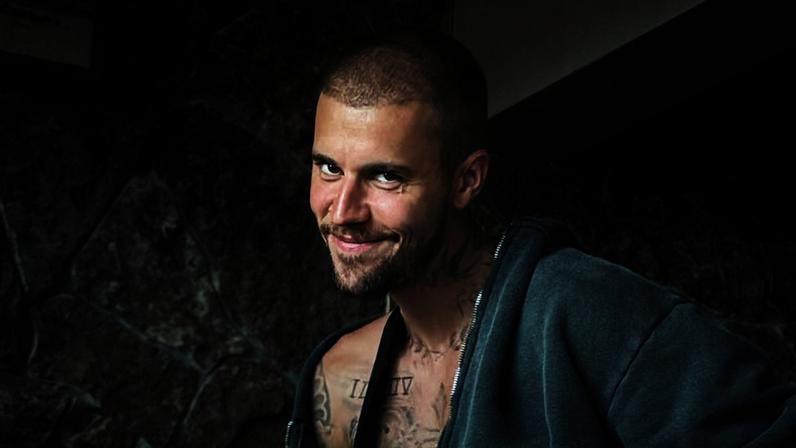 Filho de Justin Bieber prova doce brasileiro pela primeira vez