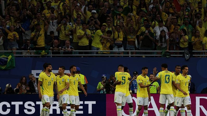 Torcida brasileira comemora um dos gols diante da Escócia (Foto: Patricia de Melo Moreira / AFP)