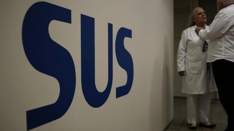 Placa do SUS em unidade de saúde; proposta de atualização do marco da saúde digital reacende o debate sobre governança, privacidade e circulação de dados de pacientes