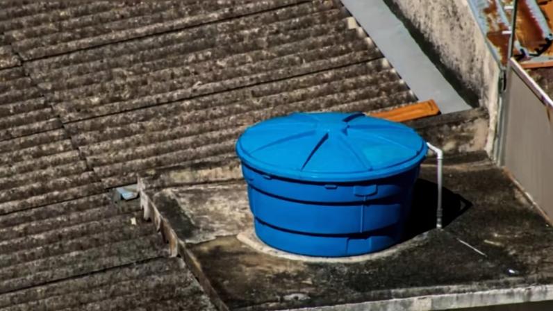 Imagem colorida mostra caixa d'água
