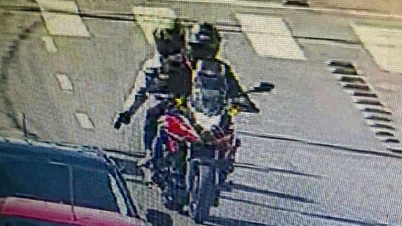 Foto colorida de imagem em que mostra dois homens em uma moto. Um dos ocupantes expõe uma arma. A dupla é suspeita de atirar contra um policial militar, em São Caetano do Sul.