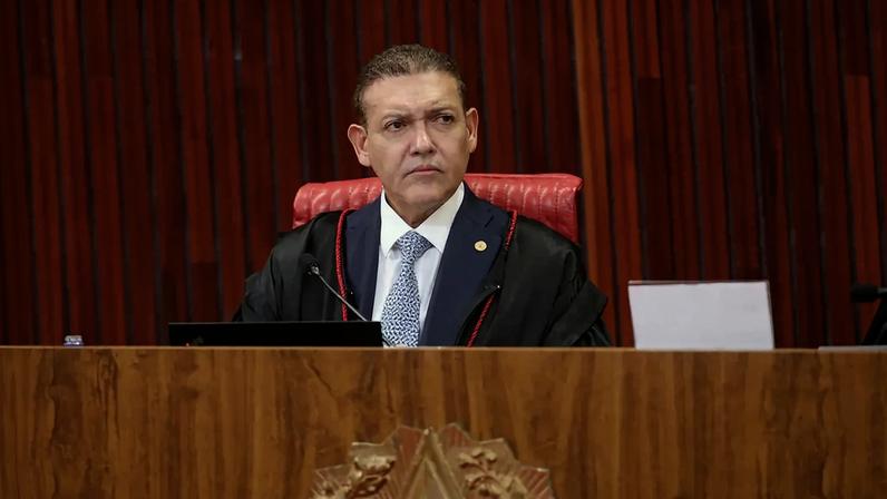 Suspensão de pesquisa eleitoral com áudio de Flávio Bolsonaro divide opiniões. (Foto: Luiz Roberto/TSE)