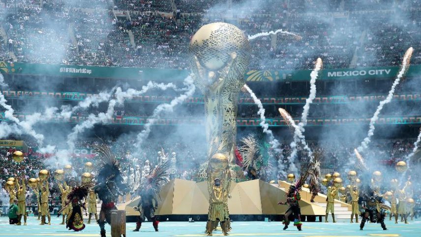 Taça gigante da Copa do Mundo, em cerimônia de abertura no Estádio Azteca