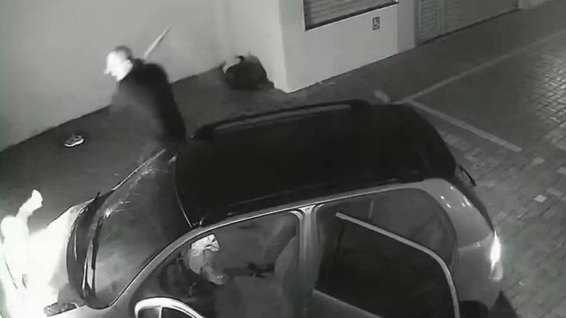 Homem é atropelado e espancado com taco de beisebol. Motorista fugiu