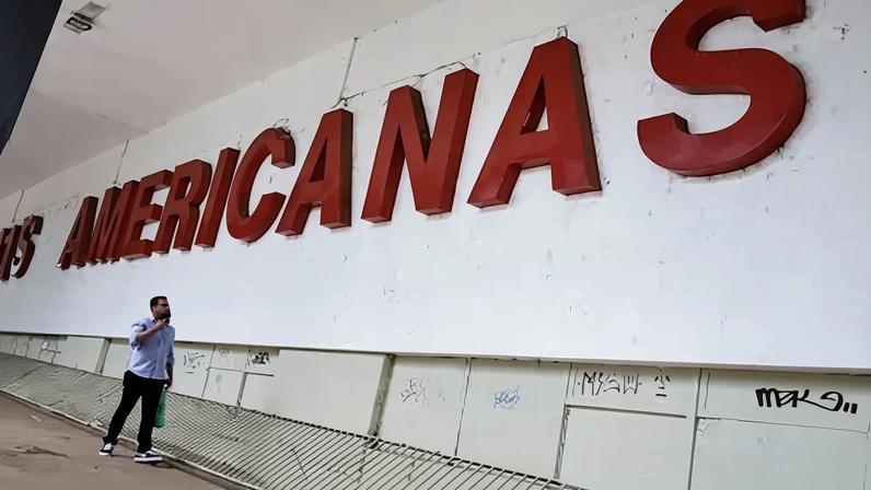 Homem passa em frente às Lojas Americanas em Brasília