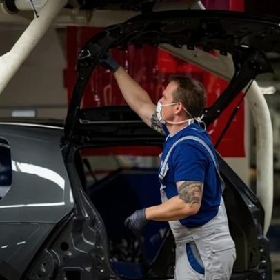 Presidentes da VW e Stellantis discutem escolas automotivas