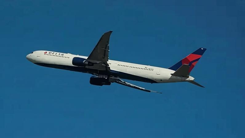 Avião da Delta Air Lines decola de aeroporto em Atlanta, Georgia, nos EUA