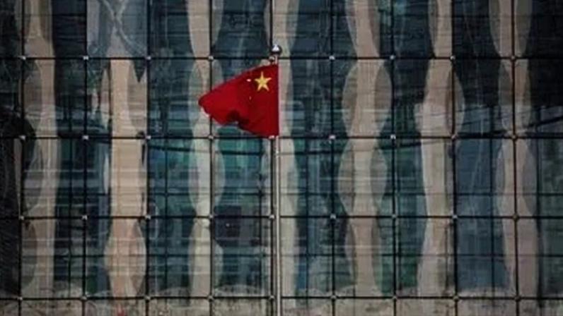 Bandeira da China na sede de banco comercial de Pequim