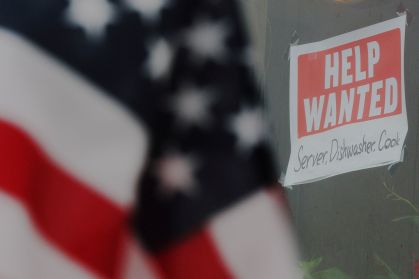 Taxa de desemprego se mantém em 4,3%, em meio aos choques na economia norte-americana