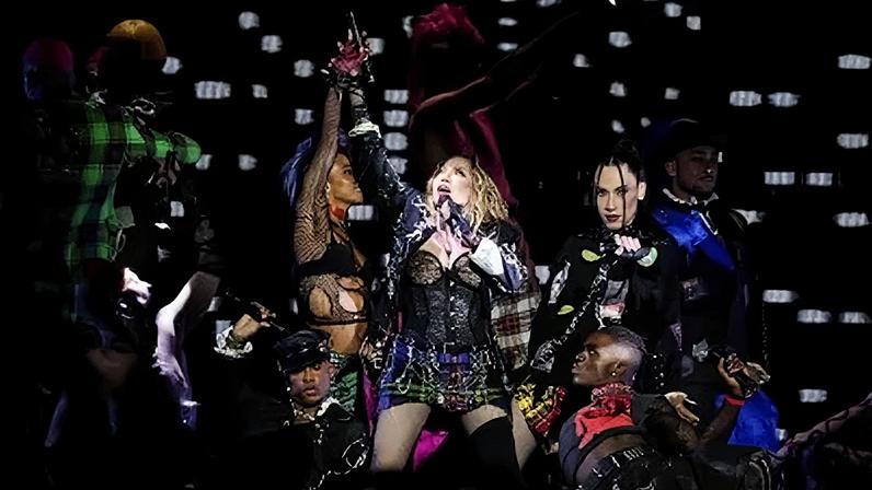 Madonna durante show na praia de Copacabana, no Rio de Janeiro, Brasil