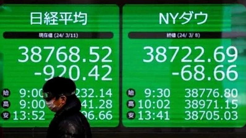 Telão mostra cotação do índice Nikkei em Tóquio