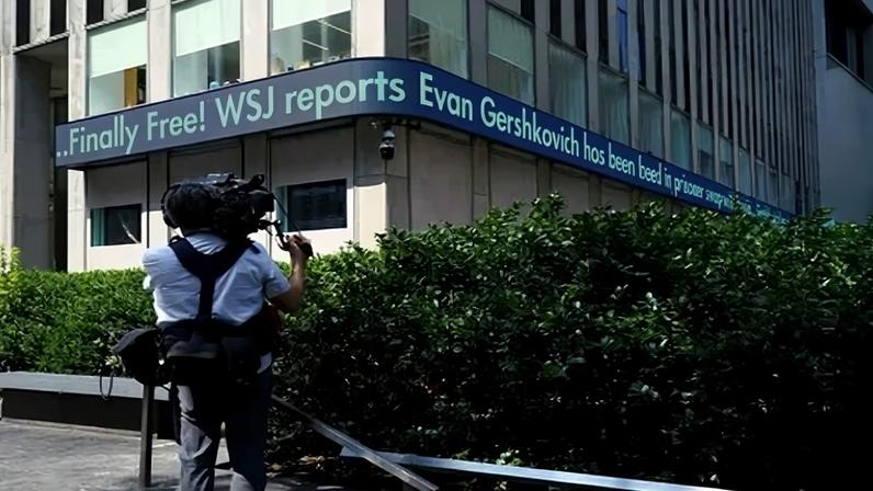 Cinegrafista da NBC News grava um painel de notícias da Fox News após o anúncio da libertação do repórter do Wall Street Journal, Evan Gershkovich, de uma prisão russa em uma troca de prisioneiros, na sede da News Corp e do WSJ, no bairro de Manhattan, em Manhattan, Nova York, EUA