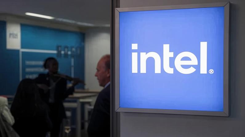 Logo da Intel em Davos, Suíça