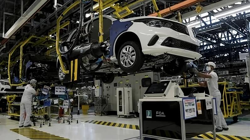 Linha de montagem de automóveis em Betim, Minas Gerais