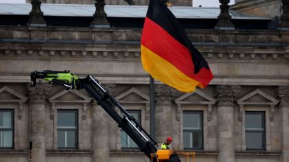 Bandeira da Alemanha em frente ao prédio do Reichstag, em Berlim