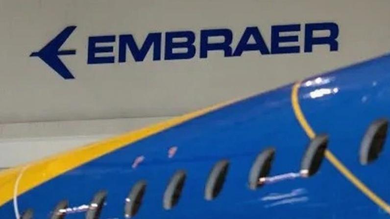 Logotipo da Embraer na sede da empresa em São José dos Campos