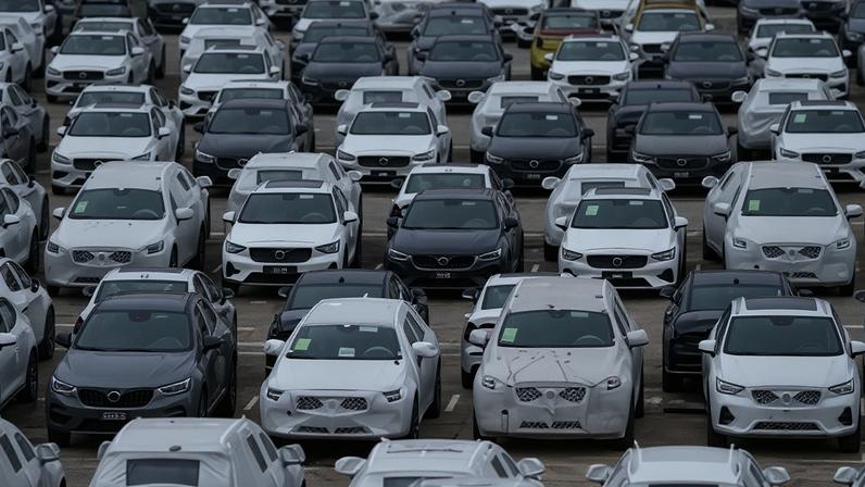 Carros no porto de Nanjing, na província de Jiangsu, na China