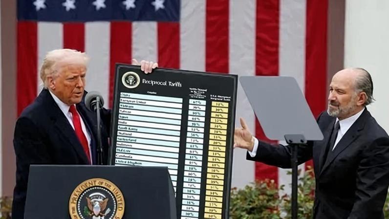 Presidente dos EUA, Donald Trump, apresenta suas tarifas na Casa Branca, em Washington