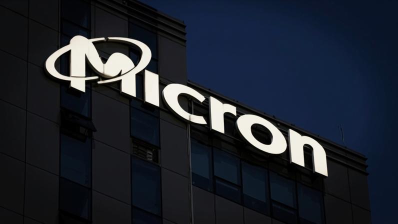 O logotipo da empresa nos escritórios da Micron Technology Inc. em Xangai