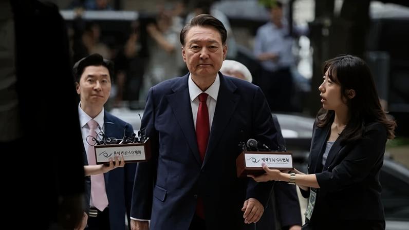 Ex-presidente da Coreia do Sul Yoon Suk Yeol chega a tribunal em Seul