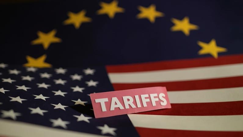 Imagem ilustrativa de bandeiras dos EUA e da União Europeia