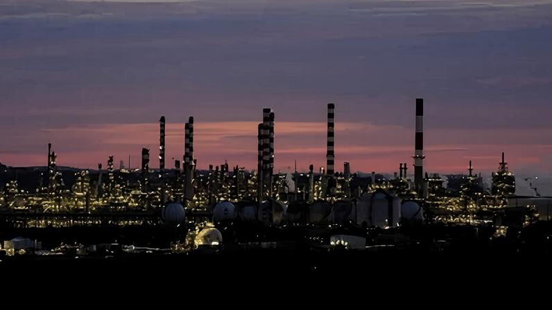 Complexo de refinaria de petróleo da Repsol durante o pôr do sol perto de Tarragona, Espanha