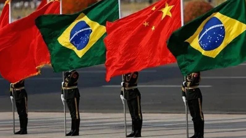 Bandeiras do Brasil e da China por ocasião de visita do presidente Lula a Pequim