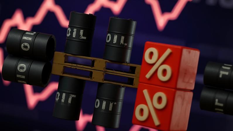 Miniaturas de barris de petróleo e um gráfico de ações em alta são vistos nesta ilustração