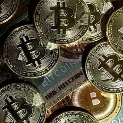 Bitcoin atinge menor preço em quase dois anos com busca por IA