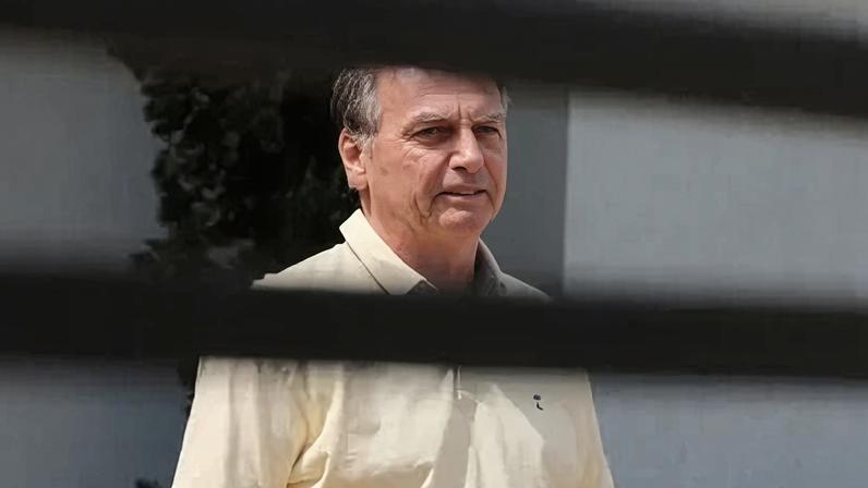 Ex-presidente Jair Bolsonaro em sua casa em Brasília