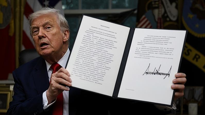 O presidente dos EUA, Donald Trump, mostra decreto sobre um acordo do TikTok