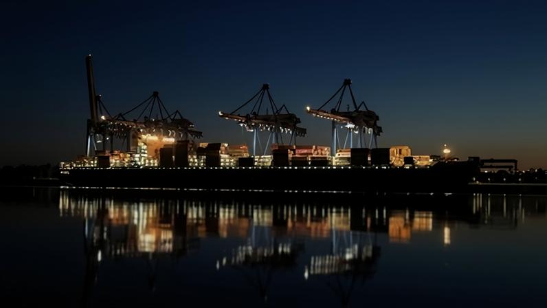 Navio de contêineres em terminal de carga no porto de Hamburgo, na Alemanha