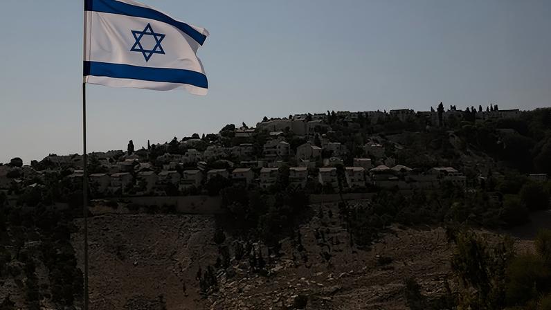 Bandeira israelense tremula, com parte do assentamento israelense de Maale Adumim ao fundo na Cisjordânia ocupada por Israel