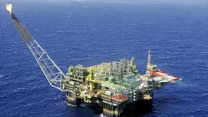 Visão aérea de uma plataforma da Petrobras na Bacia de Campos, a P-52