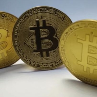 Bitcoin sobe e recupera perdas após retomada de ETFs